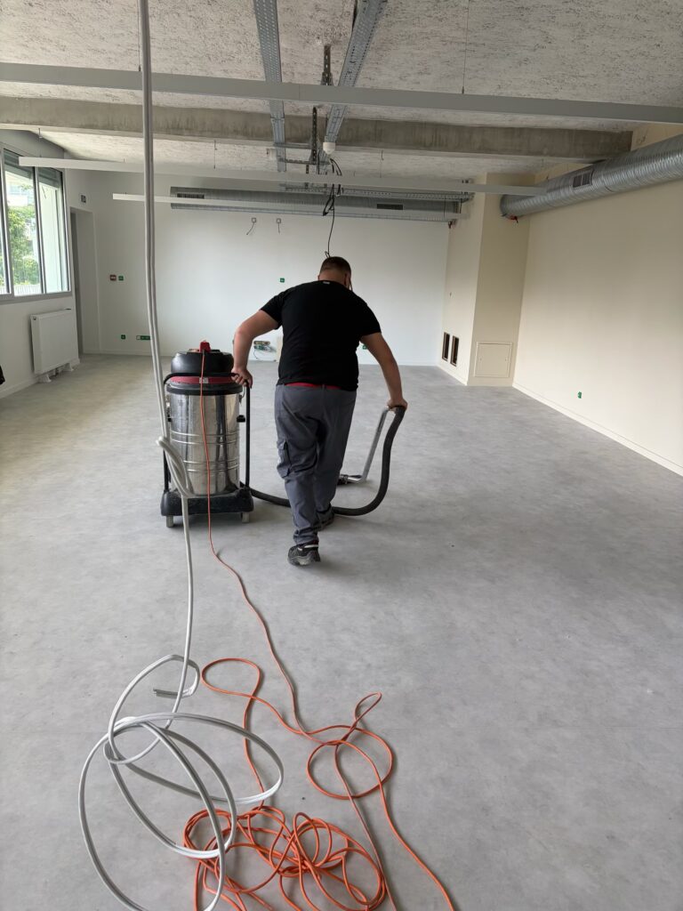 nettoyage-professionnel-toulouse-ecole-dépoussiérage-sol