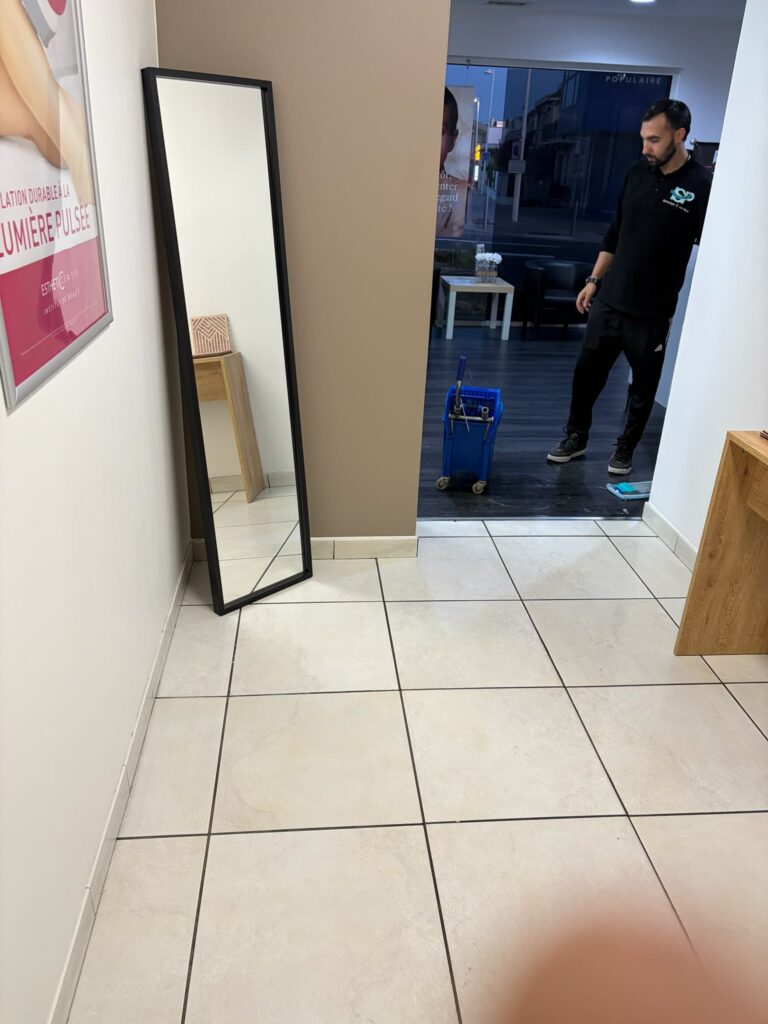 Technicien d'ISP Nettoyage en pleine action pour le lavage des sols d'un commerce toulousain.