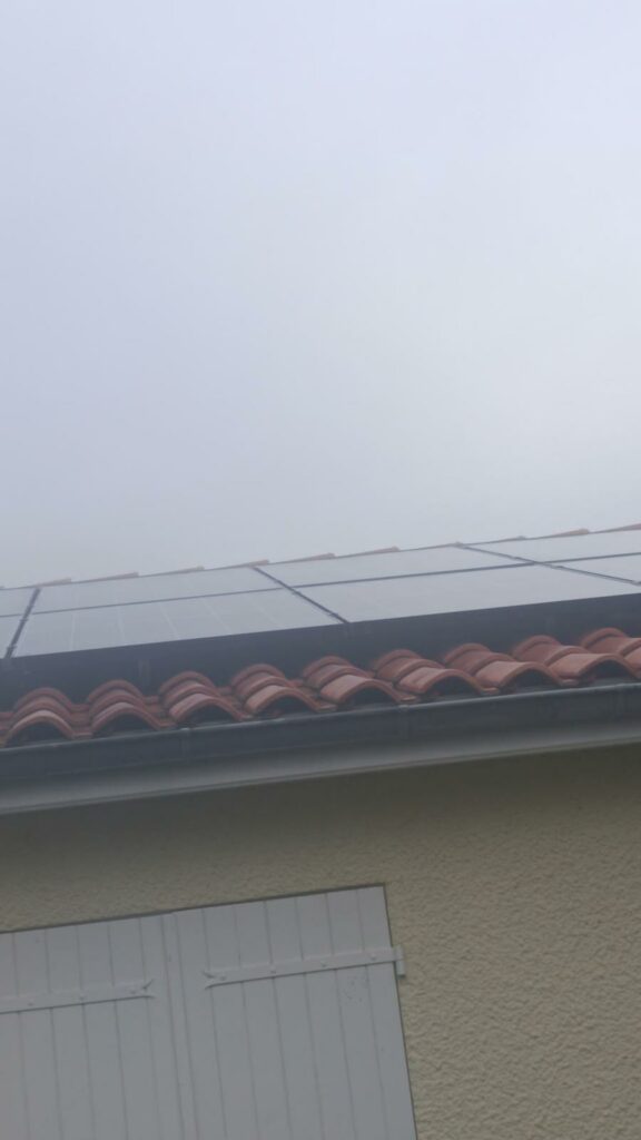 Gros plan sur des panneaux solaires en toiture nettoyés par une entreprise de nettoyage professionnel à Toulouse.