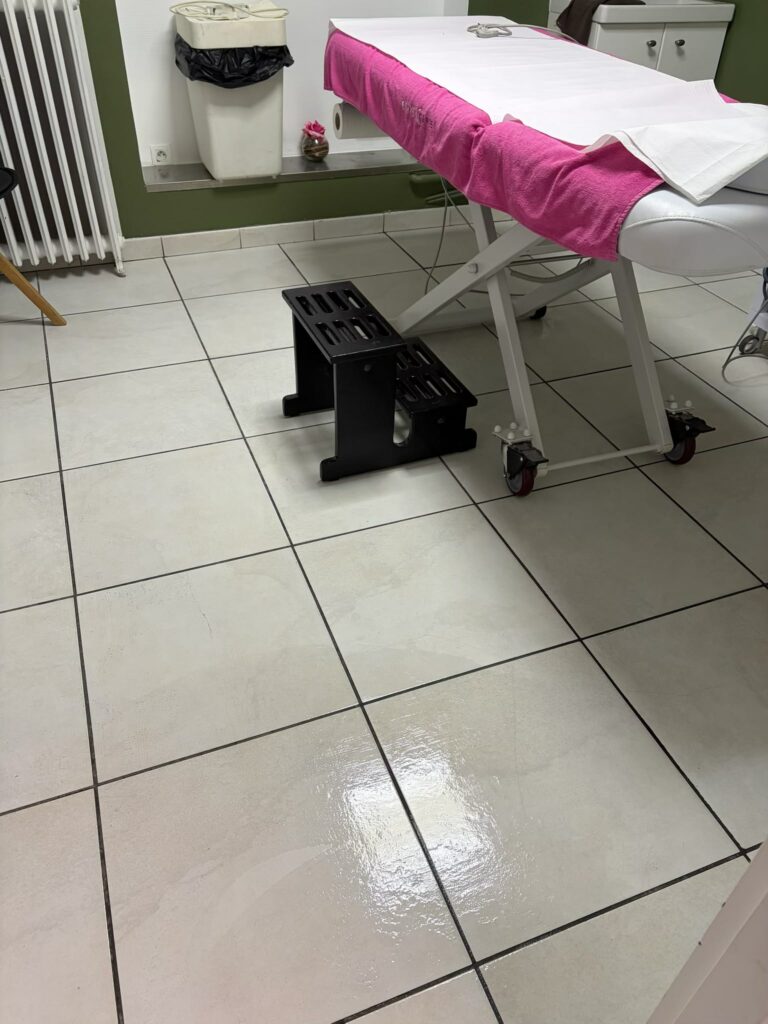 Remise en état et désinfection des sols carrelés dans une cabine d'institut de beauté.