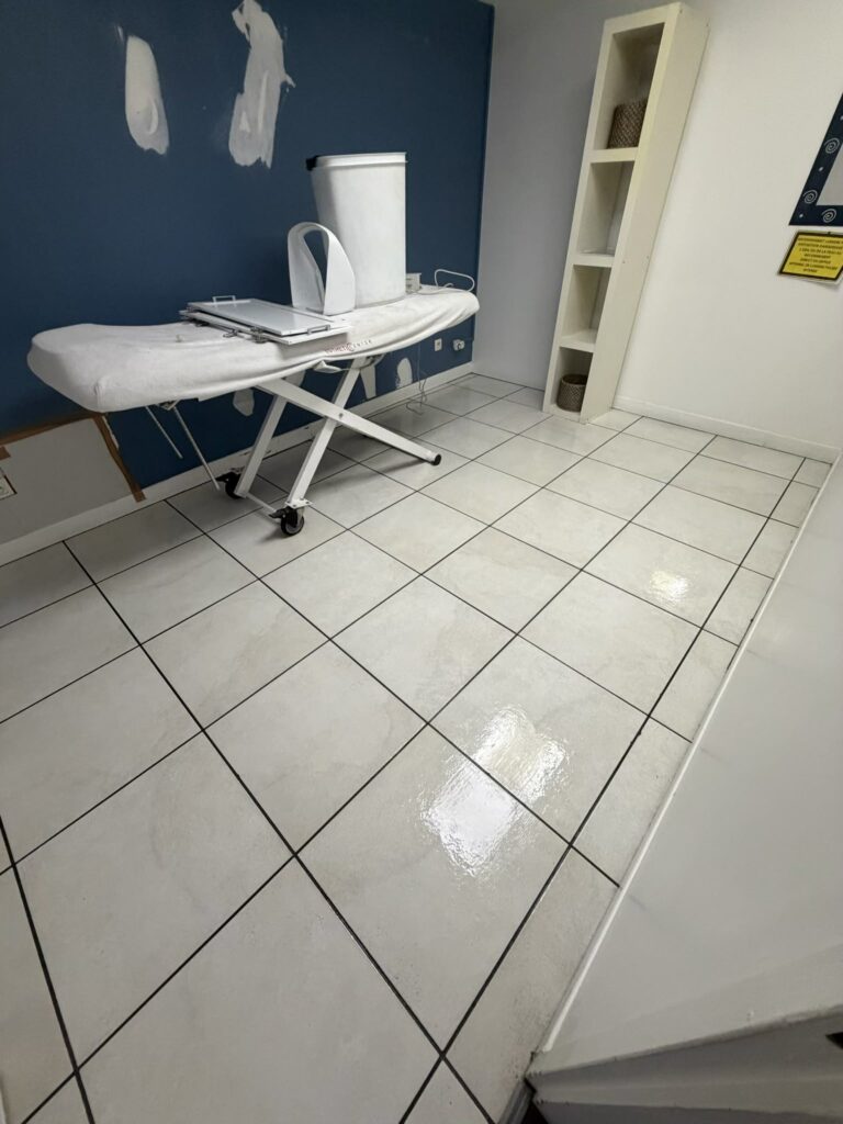 Carrelage entièrement décapé et brillant après le passage d'ISP Nettoyage dans une salle de soin.